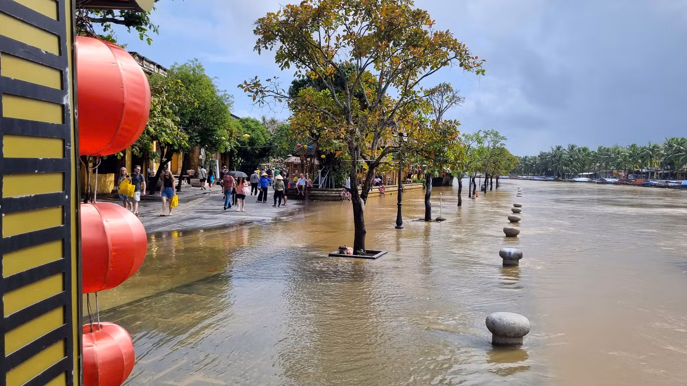 Theo ghi nhận của PV Tiền Phong, sáng 25/11, nước lũ dâng tràn vào tuyến đường Bạch Đằng, Lê Lợi, Hoàng Văn Thụ…