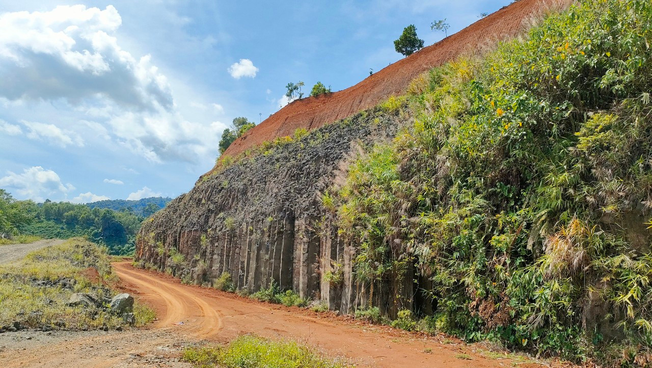 Nơi phát lộ núi đá độc đáo này còn hoang sơ, ít người biết đến.