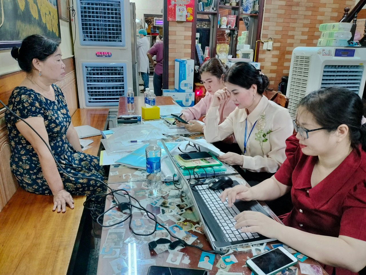 Lực lượng chức năng làm việc với chủ cơ sở bánh mì Phượng. Lực lượng chức năng làm việc với chủ cơ sở bánh mì Phượng.