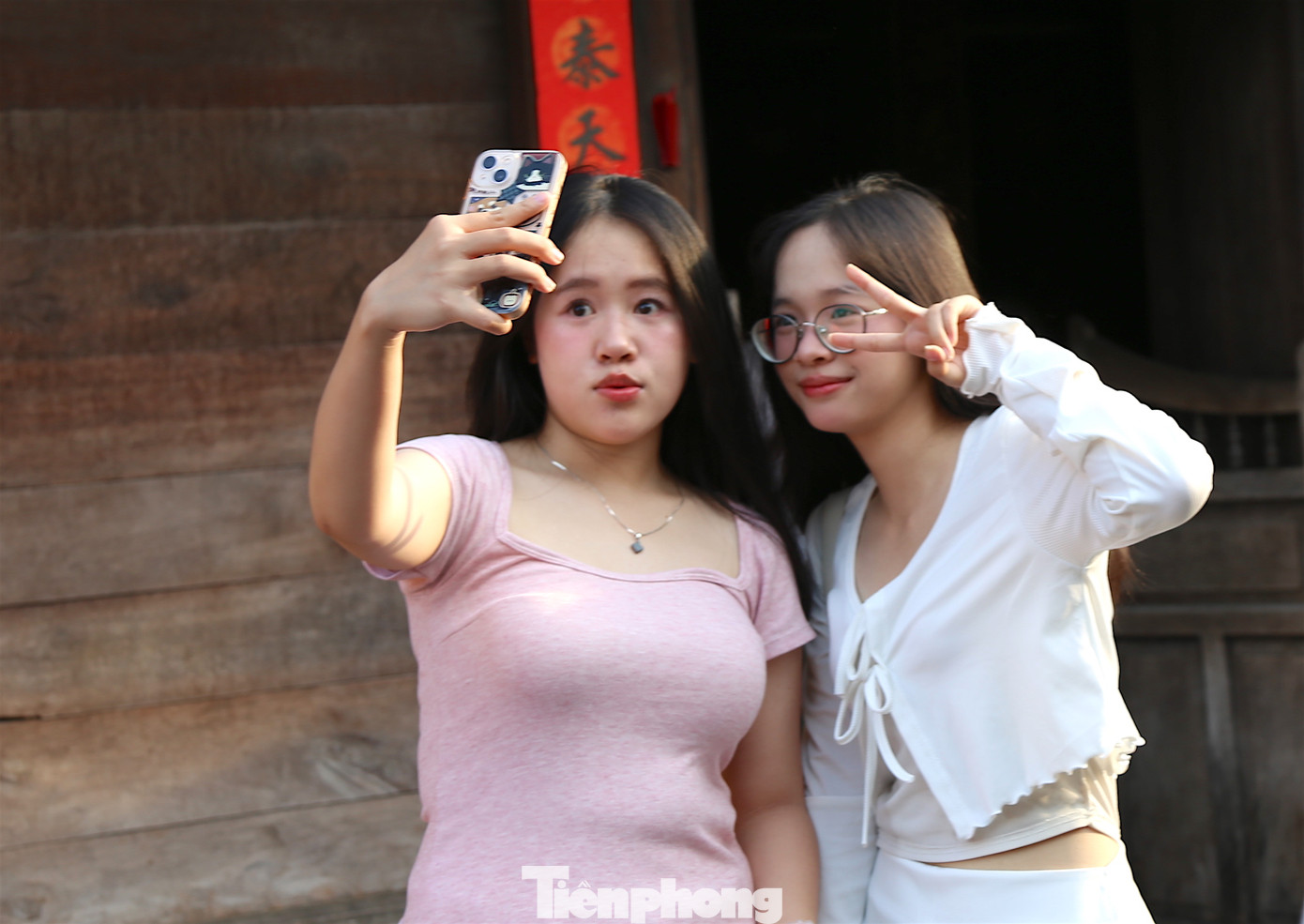 Bạn trẻ check-in, lưu lại khoảnh khắc đẹp cùng bạn bè, người thân dịp lễ. Ảnh: Hoài Văn