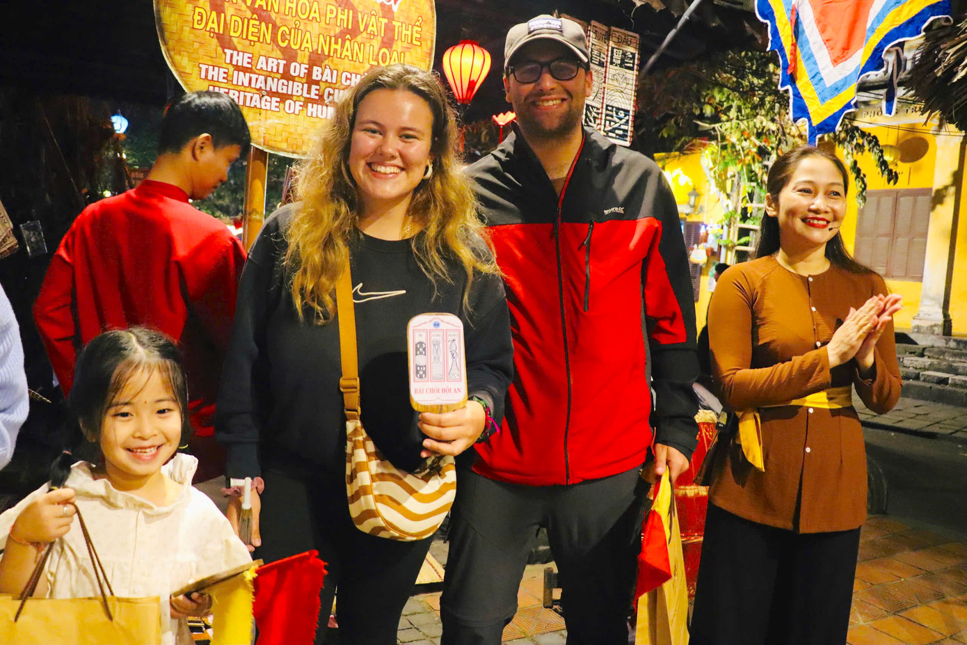 Du khách hào hứng tham gia hát bài chòi ở phố cổ Hội An. Du khách hào hứng tham gia hát bài chòi ở phố cổ Hội An.