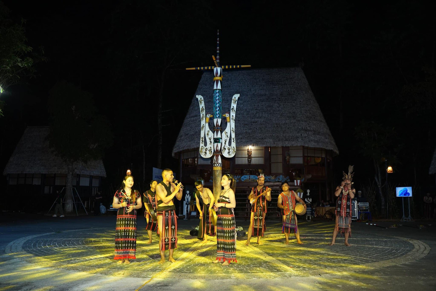 Du khách và người dân háo hức trải nghiệm các hoạt động.