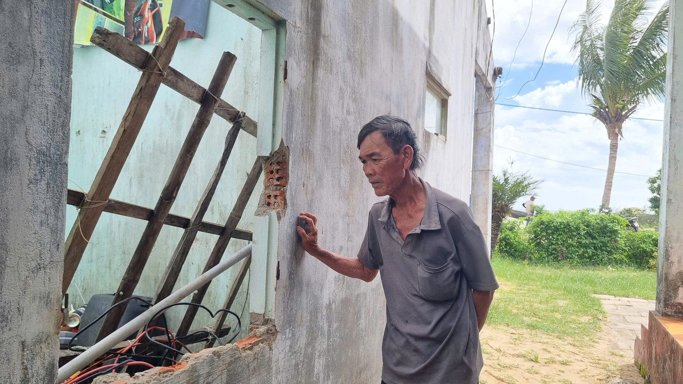 Căn nhà bên cạnh của người con trai đã bị bão, sóng đánh sập cách đây ít năm, vợ chồng con cái vào Nam mưu sinh Căn nhà bên cạnh của người con trai đã bị bão, sóng đánh sập cách đây ít năm, vợ chồng con cái vào Nam mưu sinh