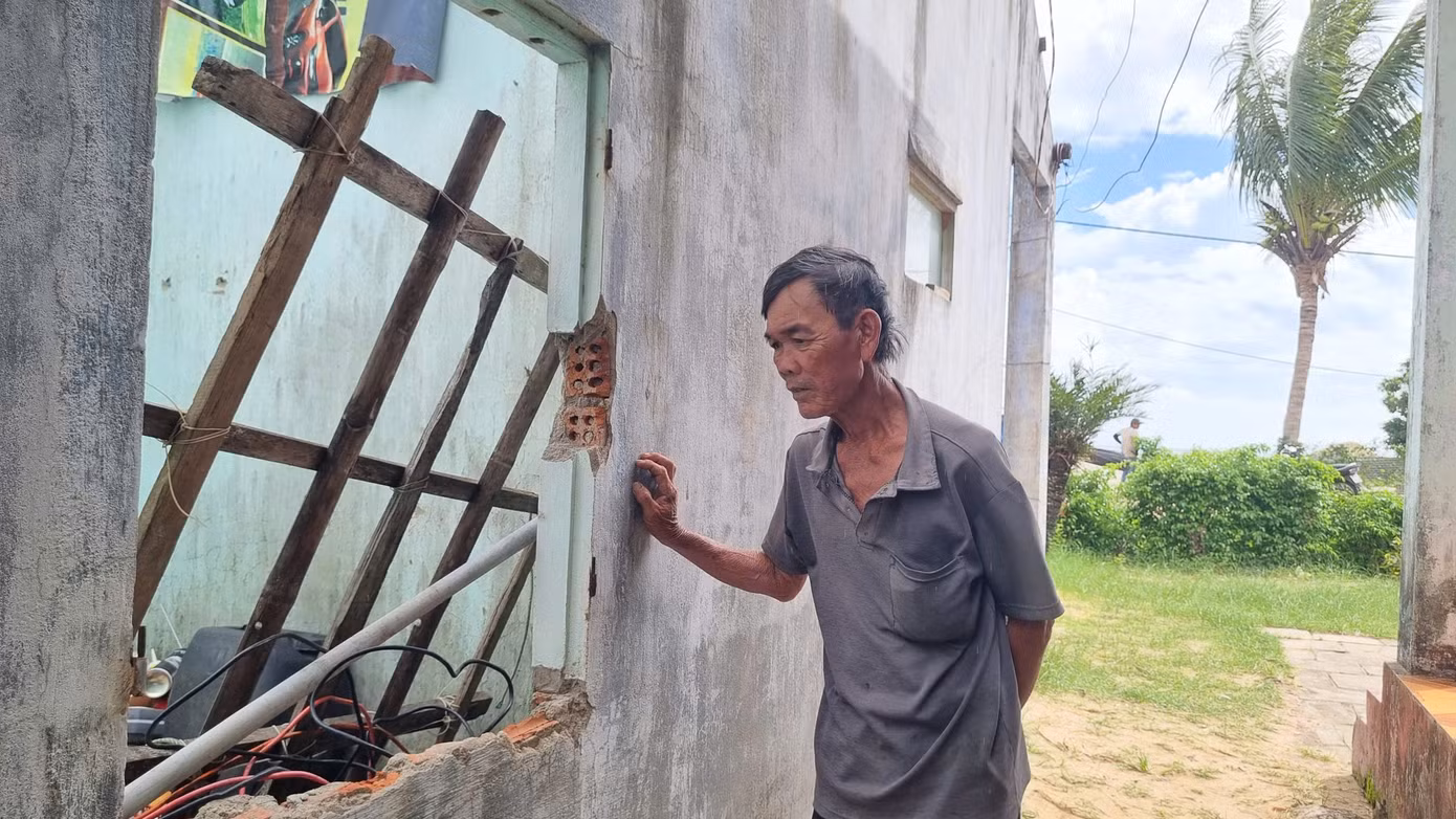 Căn nhà bên cạnh của người con trai đã bị bão, sóng đánh sập cách đây ít năm, vợ chồng con cái vào Nam mưu sinh