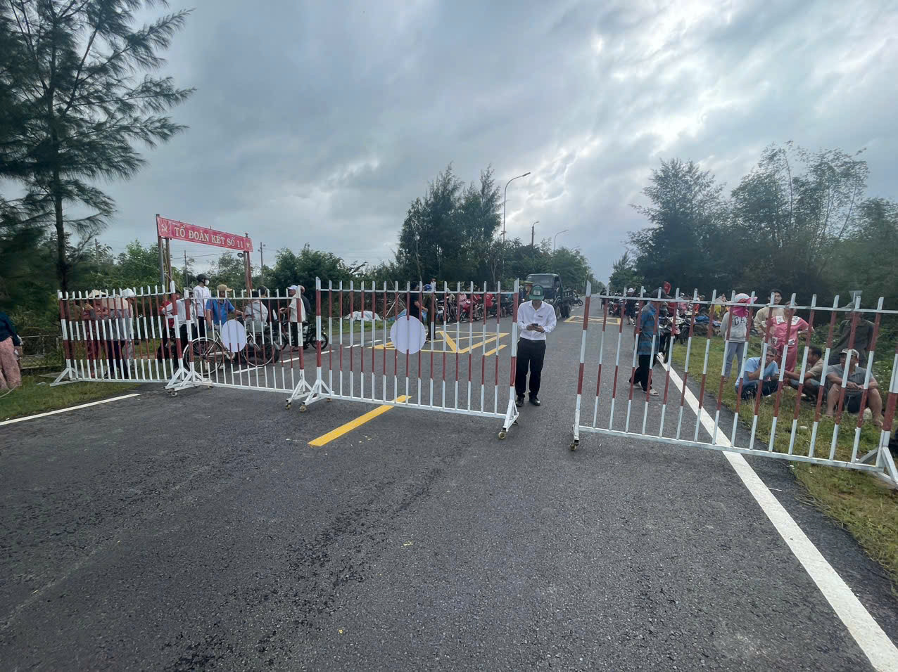 Lực lượng chức năng lập chốt chặn để đảm bảo an toàn cho người dân.