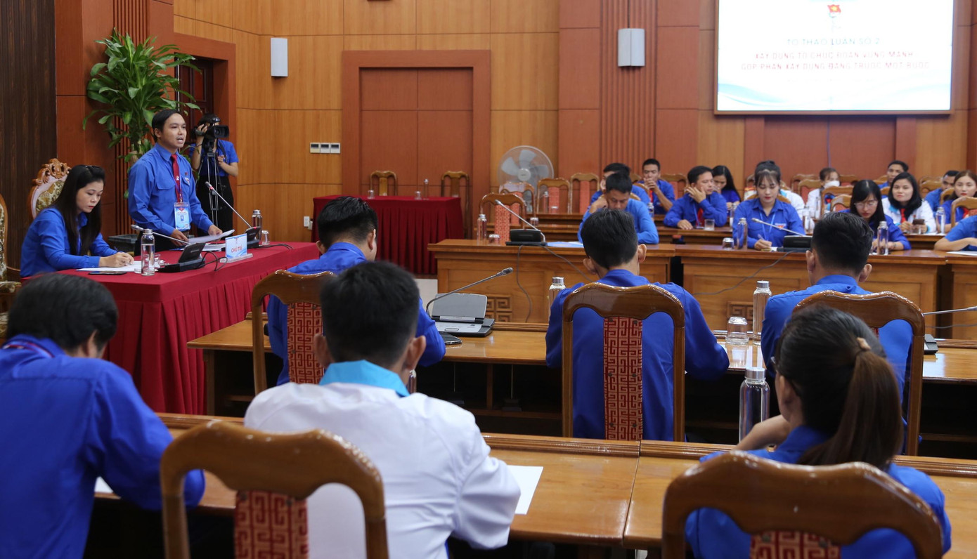 Các đại biểu thảo luận, hiến kế xây dựng phát triển Đoàn vững mạnh. Các đại biểu thảo luận, hiến kế xây dựng phát triển Đoàn vững mạnh.