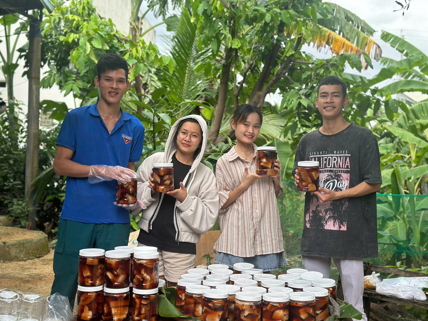 Những hũ thịt, cá được các bạn trẻ tự tay chuẩn bị để mang lên gửi tặng bà con.