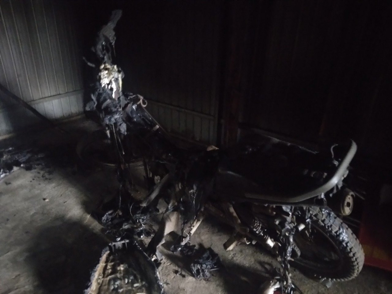 Hiện trường vụ cháy xảy ra tại chốt bảo vệ rừng ở thôn Đờ Ha Mi.