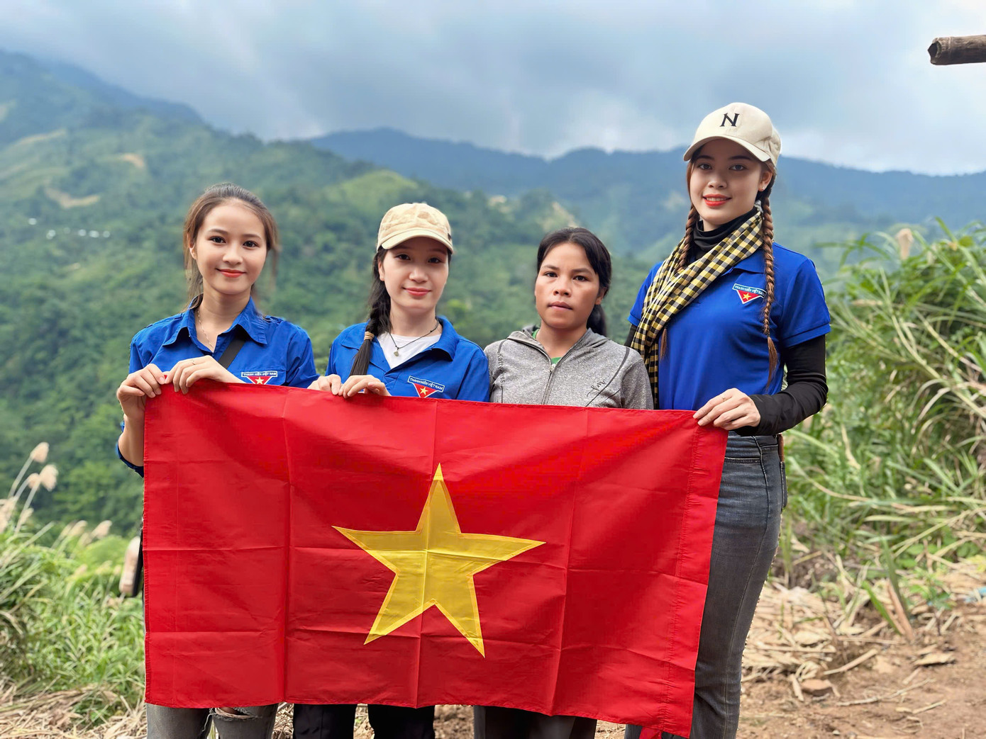 Tặng cờ Tổ quốc cho người dân.