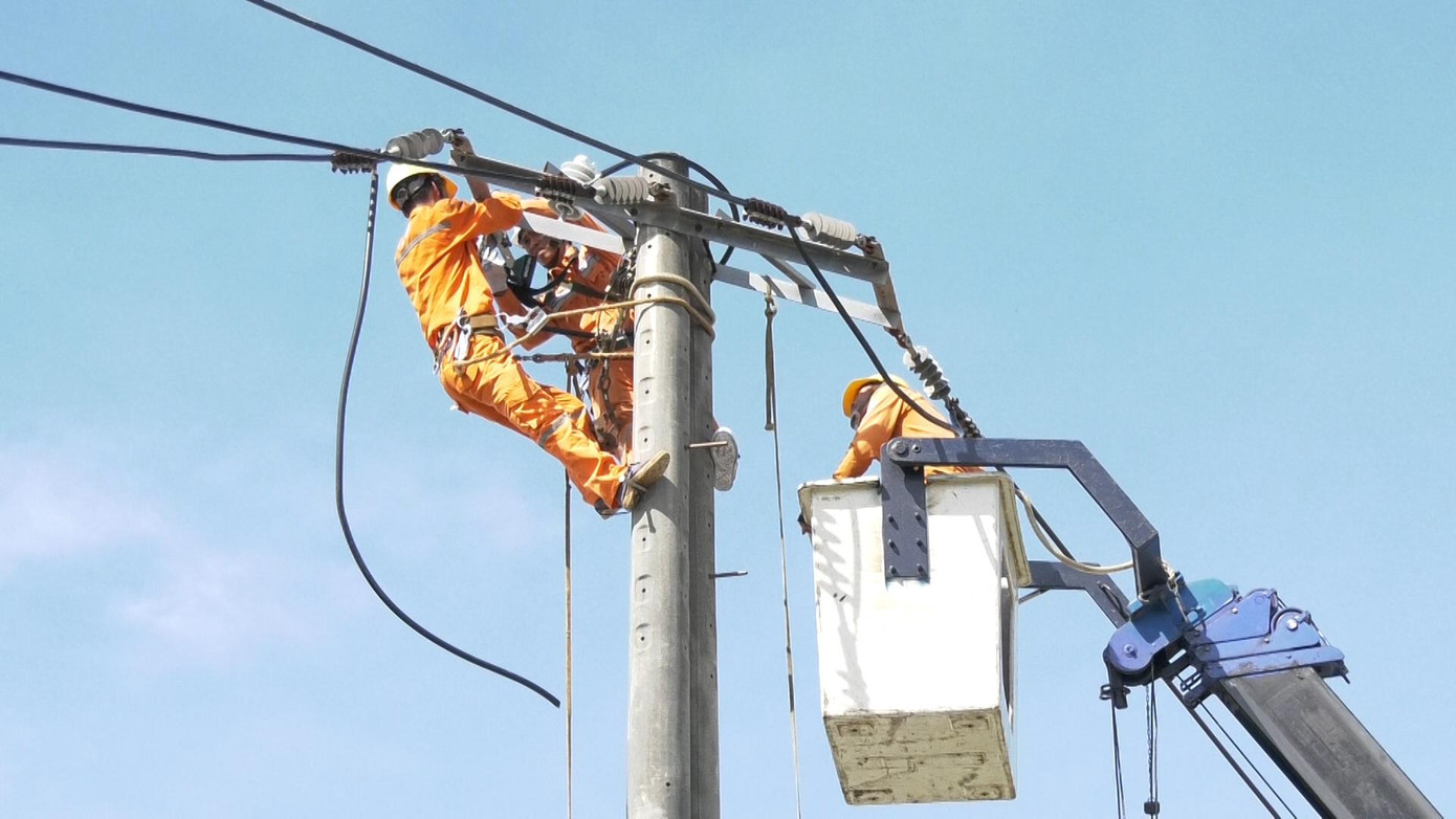 Điện lực Quảng Nam nỗ lực khắc phục, cấp điện lại cho người dân sau bão số 4. Ảnh Việt Hảo Điện lực Quảng Nam nỗ lực khắc phục, cấp điện lại cho người dân sau bão số 4. Ảnh Việt Hảo