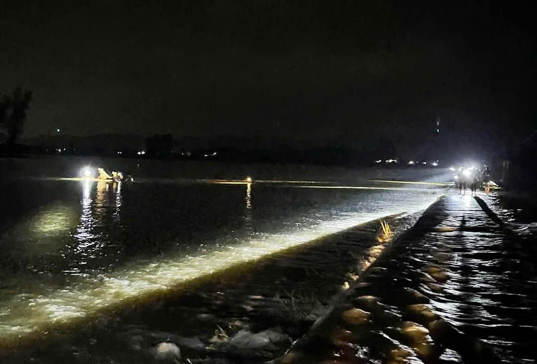 Lực lượng chức năng tìm kiếm 2 em nhỏ. Ảnh MXH Lực lượng chức năng tìm kiếm 2 em nhỏ. Ảnh MXH