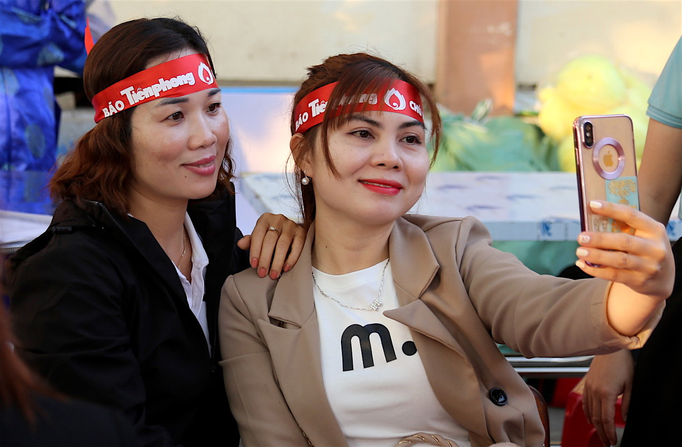 Chụp ảnh kỷ niệm sau khi tham gia hiến máu tình nguyện.