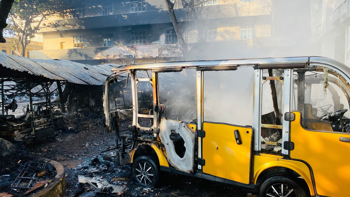 Theo lãnh đạo phường Tân An, đây là những xe điện du lịch của doanh nghiệp tư nhân thuê mặt bằng trong trường để làm bãi đỗ xe. Theo lãnh đạo phường Tân An, đây là những xe điện du lịch của doanh nghiệp tư nhân thuê mặt bằng trong trường để làm bãi đỗ xe.