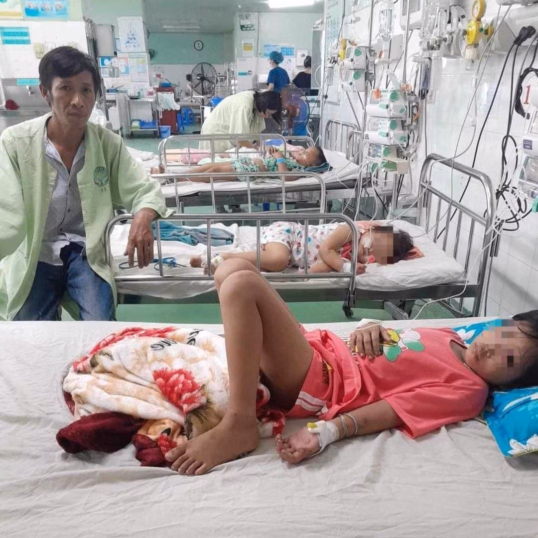 Các bệnh nhân bị ong đốt được đưa đến bệnh viện cấp cứu. Ảnh FB Đinh Thanh Kỳ