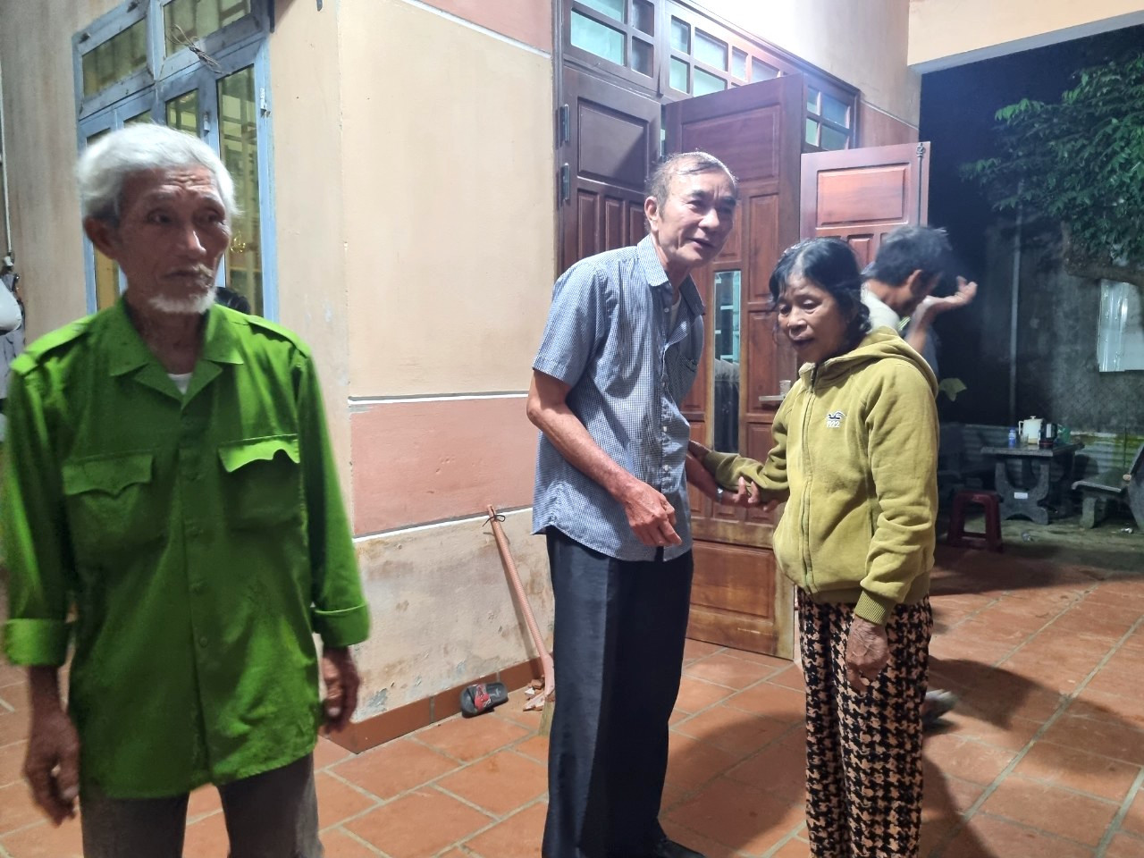 Ngôi nhà ông Nguyễn Thanh Chính bị sập tường, bay ngói khi máy bay Su-22 rơi.