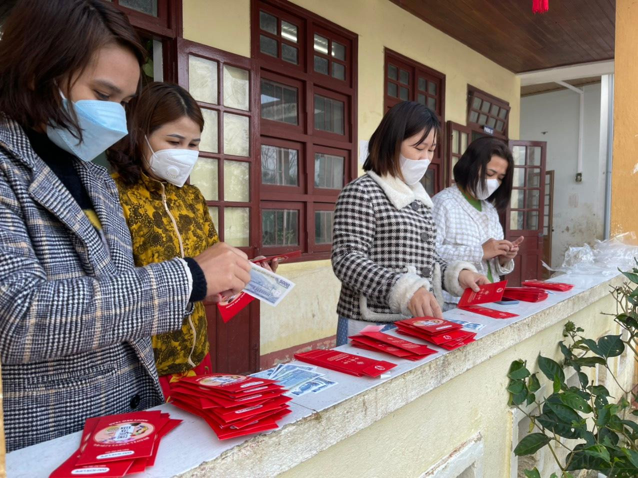 Trước đó thầy Vỹ tự tay chuẩn bị tiền mới, bao lì xì gửi lên các điểm trường để các thầy cô trao tặng cho các em.