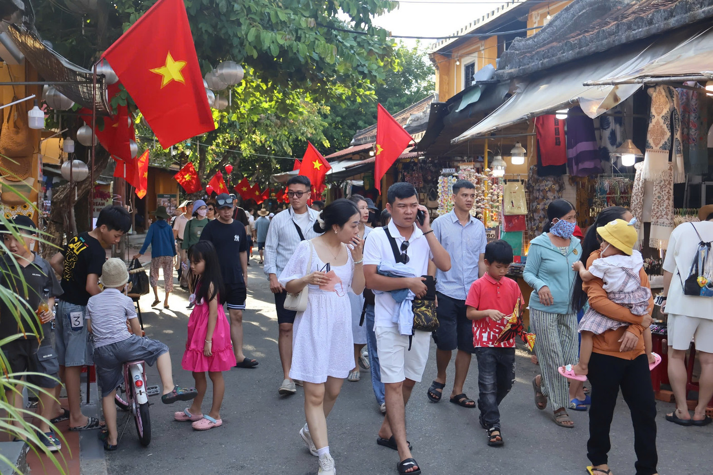 Du khách đi bộ dạo phố.