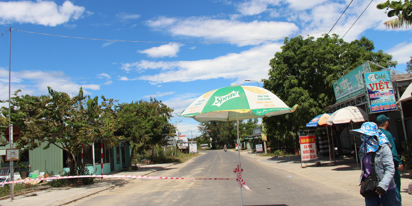 Chốt kiểm dịch được thành lập tại cửa ngõ ra vào thành phố, yêu cầu người dân tạm thời không ra khỏi địa bàn để đảm bảo phòng chống dịch COVID-19. Ảnh H. Văn