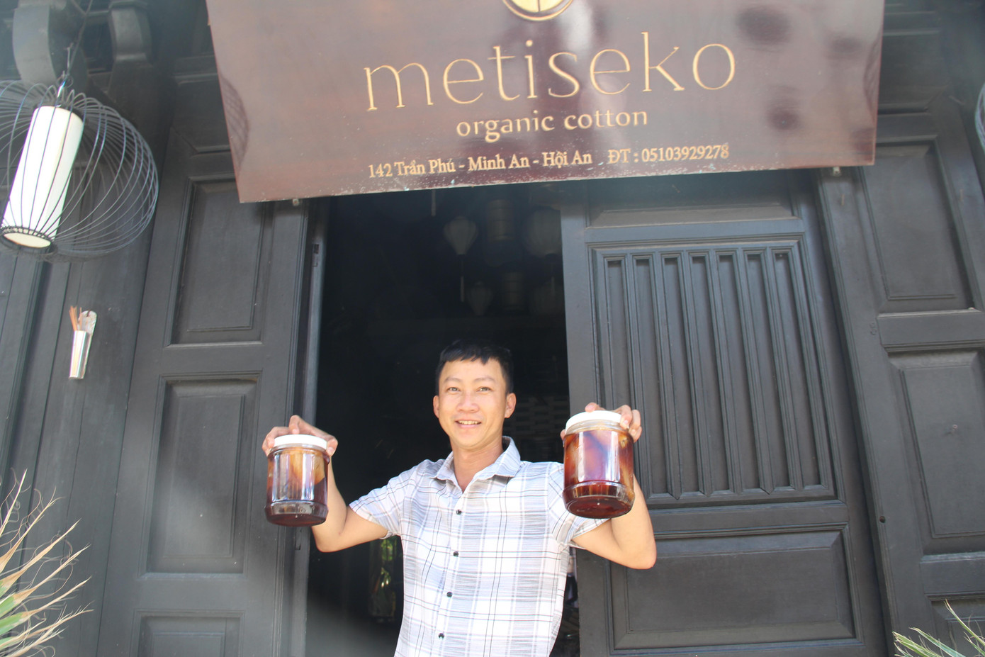 Người dân dự trữ thực phẩm để hạn chế ra đường.