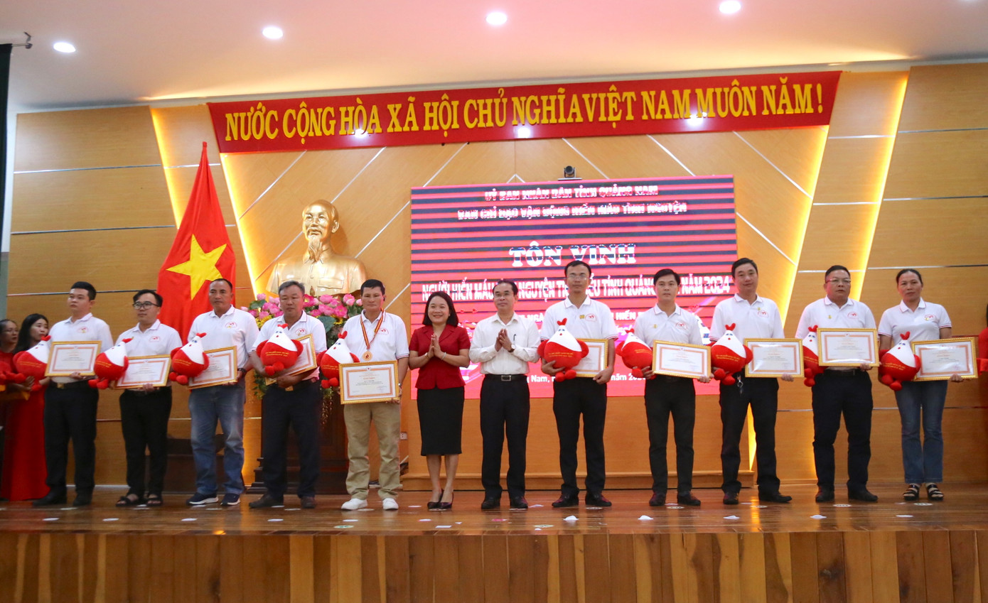 75 cá nhân, gia đình tiêu biểu trong hoạt động hiến máu tình nguyện được tôn vinh. Ảnh: Hoài Văn