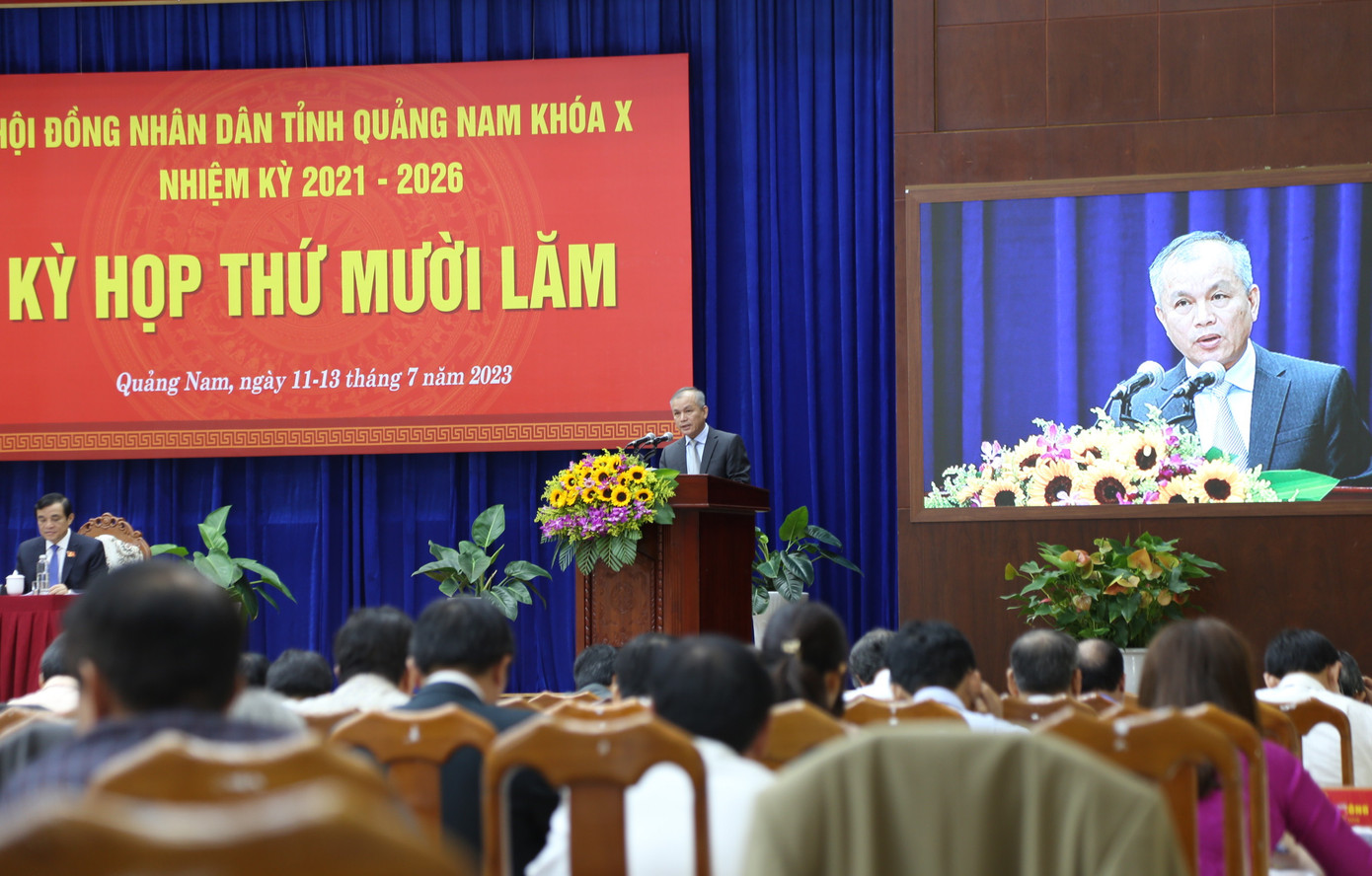 Chánh Thanh tra tỉnh Quảng Nam Nguyễn Đức Tiến báo cáo tại kỳ họp. Ảnh: Hoài Văn