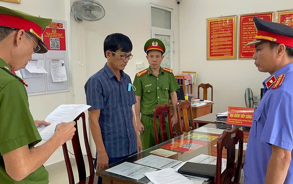 Công an đọc lệnh khởi tố, bắt tạm giam đối với bị can Phạm Bá Lĩnh. Ảnh CA