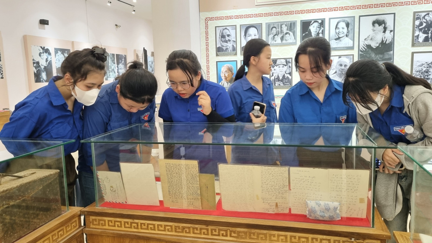 Trưng bày chuyên đề Kỷ vật - Ký ức của chiến tranh thu hút sự quan tâm của bạn trẻ, du khách. Trưng bày chuyên đề Kỷ vật - Ký ức của chiến tranh thu hút sự quan tâm của bạn trẻ, du khách.