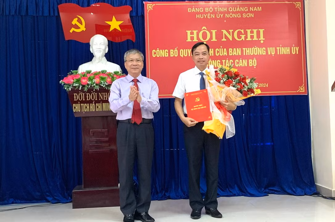 Ông Nguyễn Đức Dũng, Phó Bí thư Thường trực Tỉnh ủy trao Quyết định điều động, bổ nhiệm ông Quảng Văn Ngọc.