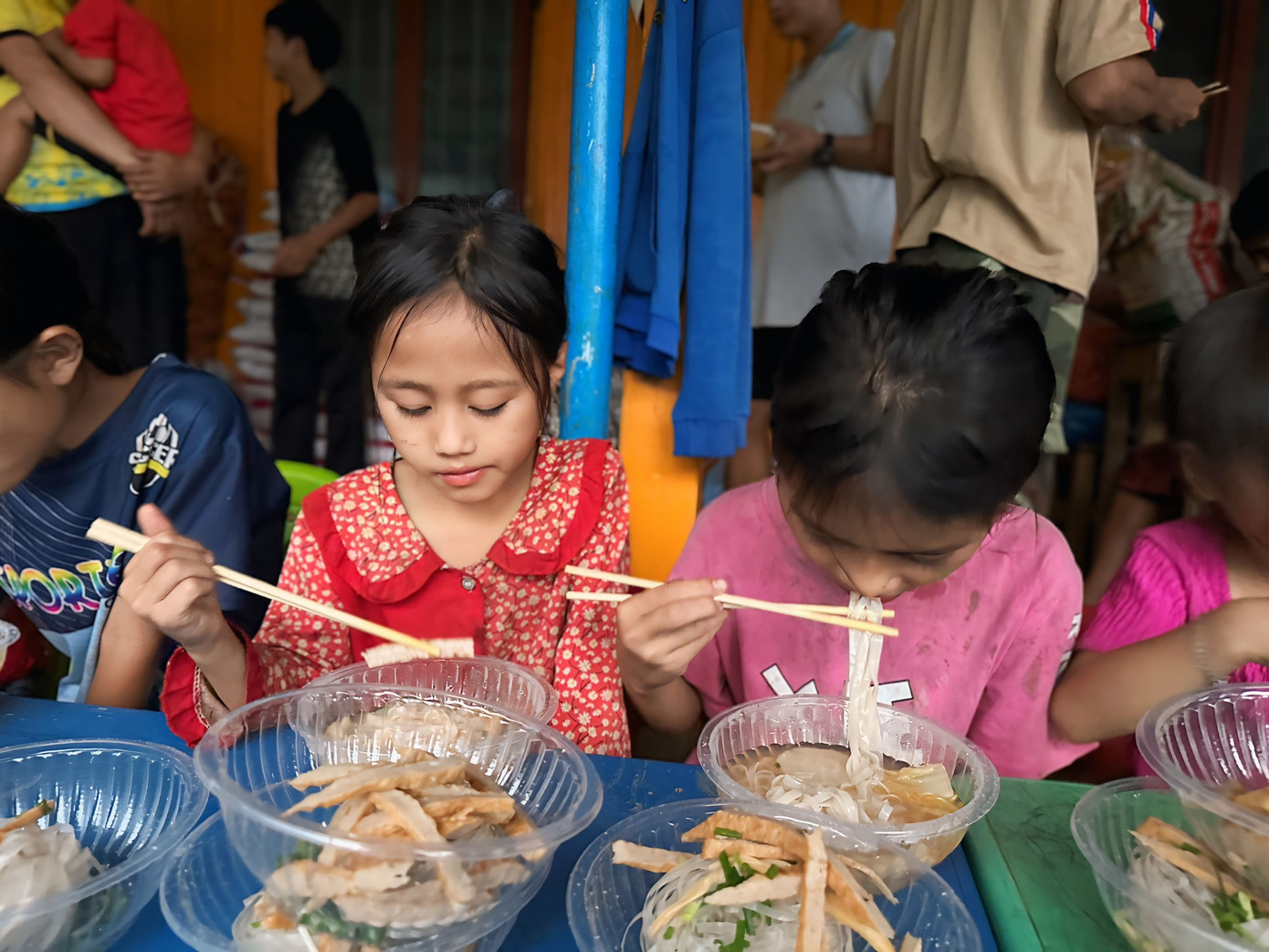 Bạn trẻ vào bếp nấu bữa ăn nhân ái đãi bà con và các em nhỏ. Bạn trẻ vào bếp nấu bữa ăn nhân ái đãi bà con và các em nhỏ.
