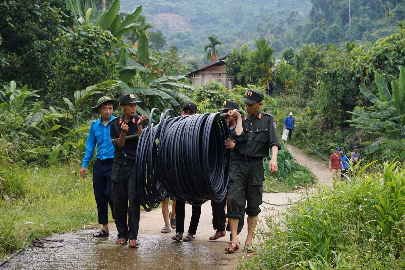 Bạn trẻ dẫn nước từ nguồn cách đó gần 1km về điểm trường nóc Ông Ngọc.