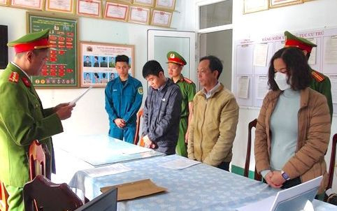 Công an đọc lệnh bắt tạm giam 3 đối tượng đưa và nhận hối lộ. Ảnh CA