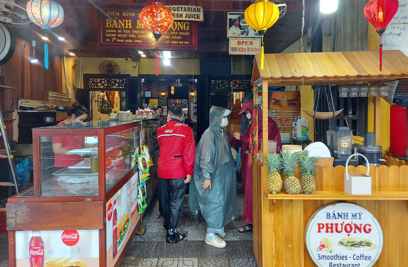 Cơ sở bánh mì Phượng 2 đối diện mức phạt hơn 110 triệu đồng, đình chỉ hoạt động kinh doanh 5 tháng. Cơ sở bánh mì Phượng 2 đối diện mức phạt hơn 110 triệu đồng, đình chỉ hoạt động kinh doanh 5 tháng.