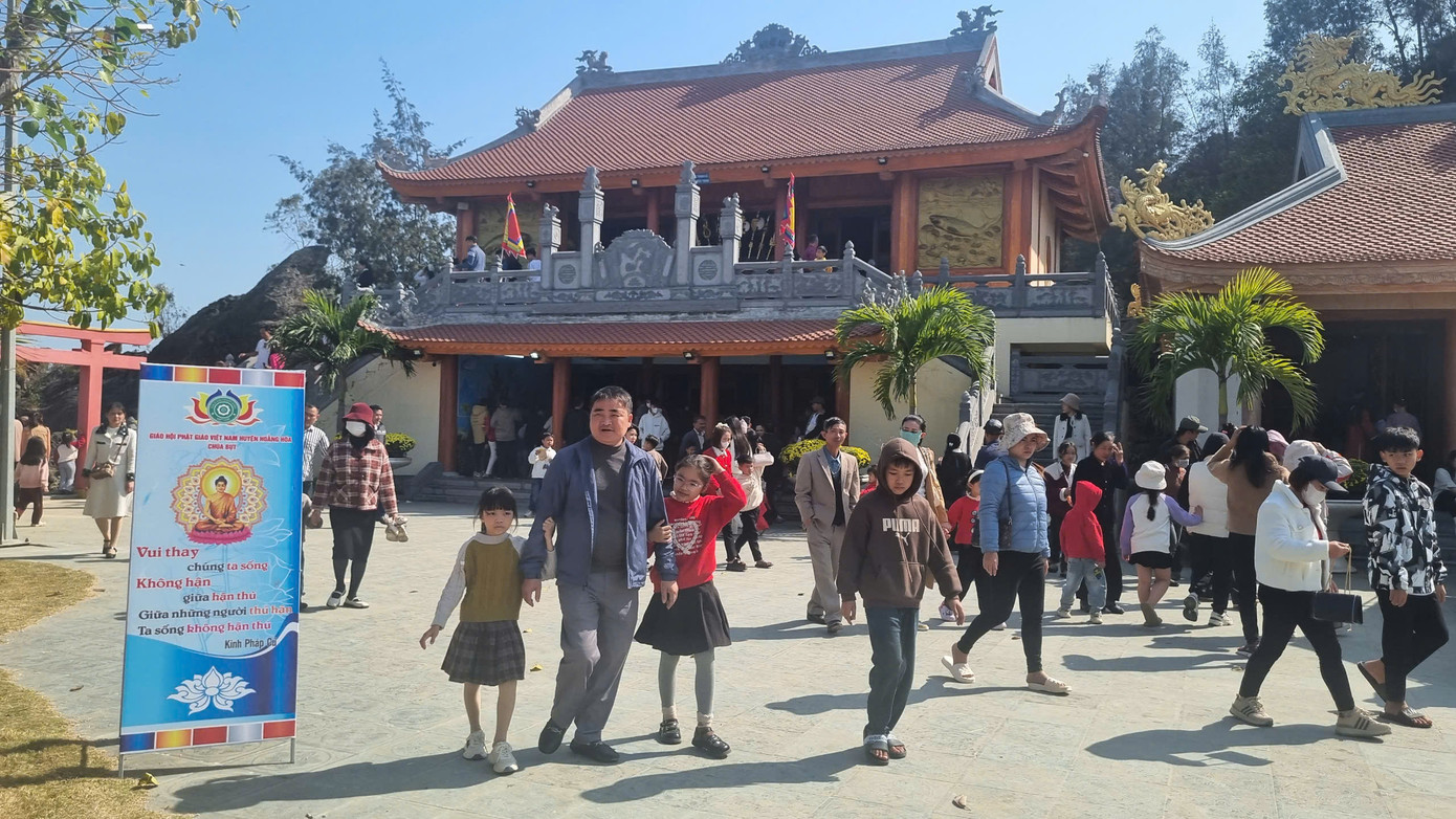 Người dân tới đây vãn cảnh, cầu an. Người dân tới đây vãn cảnh, cầu an.