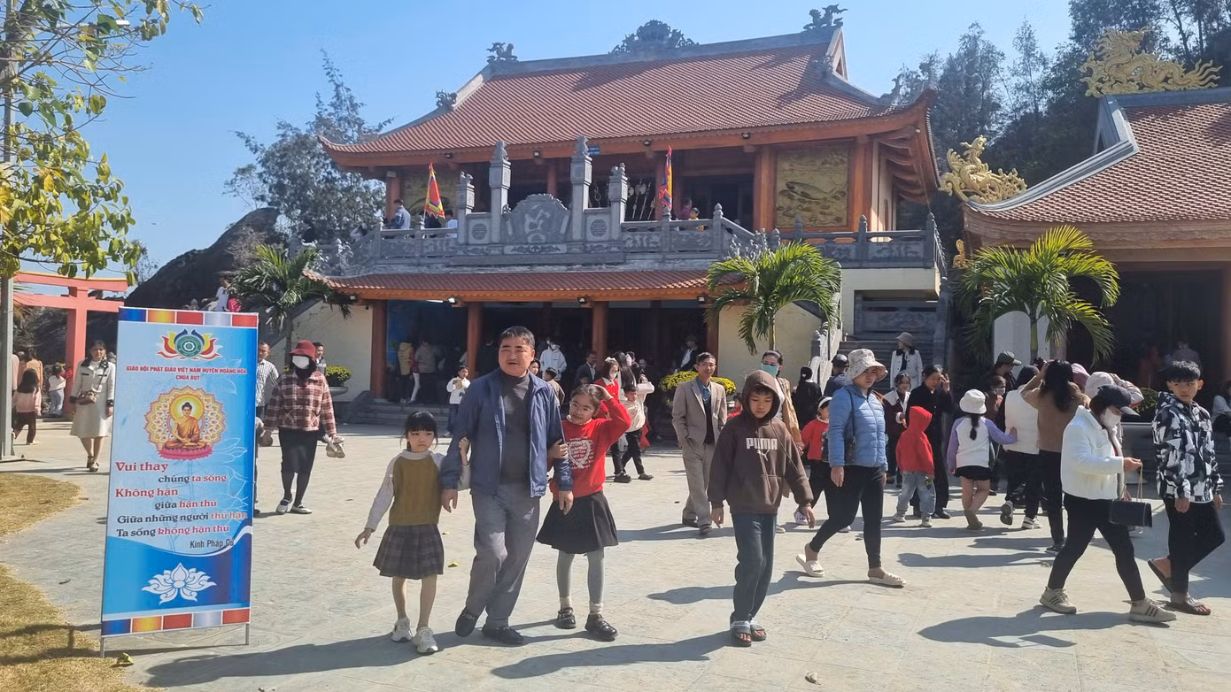 Người dân tới đây vãn cảnh, cầu an. Người dân tới đây vãn cảnh, cầu an.