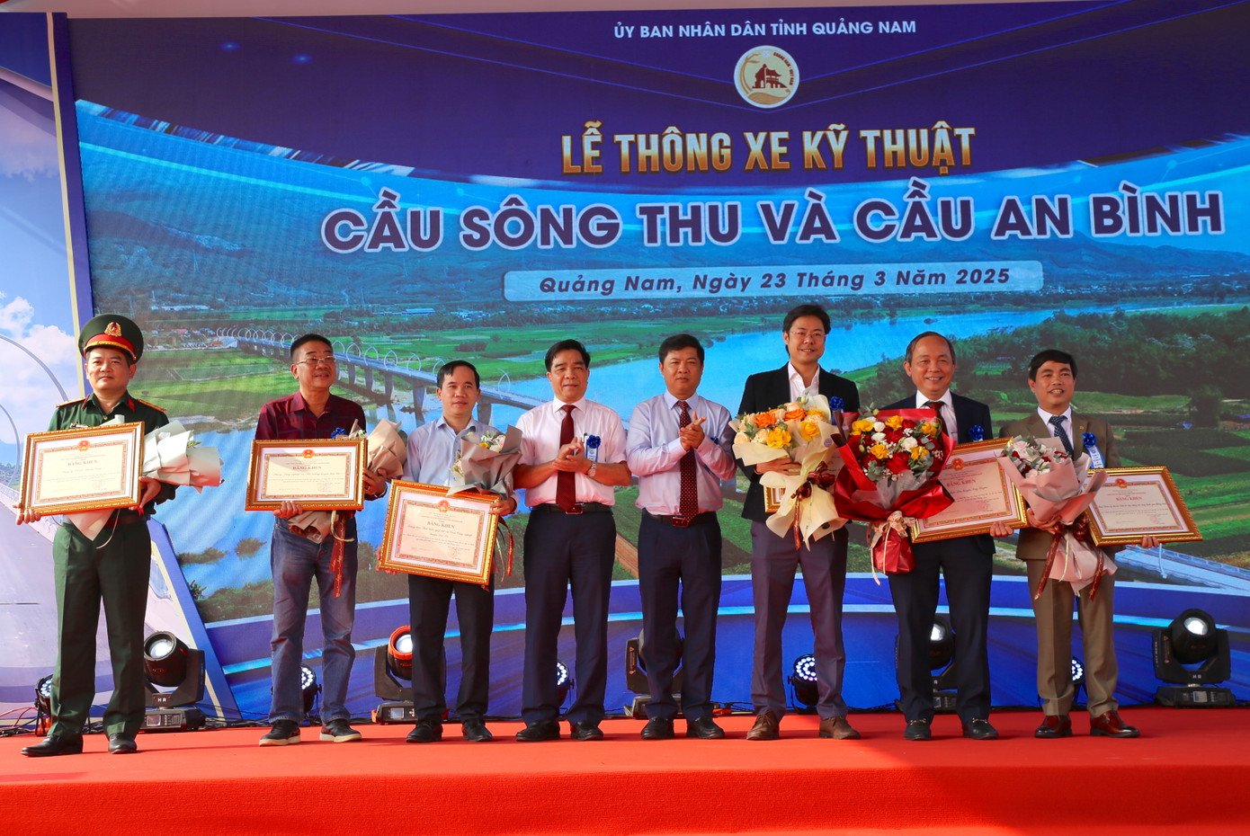 Lãnh đạo tỉnh Quảng Nam thực hiện nghi thức thông xe kỹ thuật cầu Sông Thu, cầu An Bình và tuyên dương cá nhân, tập thể có đóng góp lớn trong triển khai dự án. Lãnh đạo tỉnh Quảng Nam thực hiện nghi thức thông xe kỹ thuật cầu Sông Thu, cầu An Bình và tuyên dương cá nhân, tập thể có đóng góp lớn trong triển khai dự án.