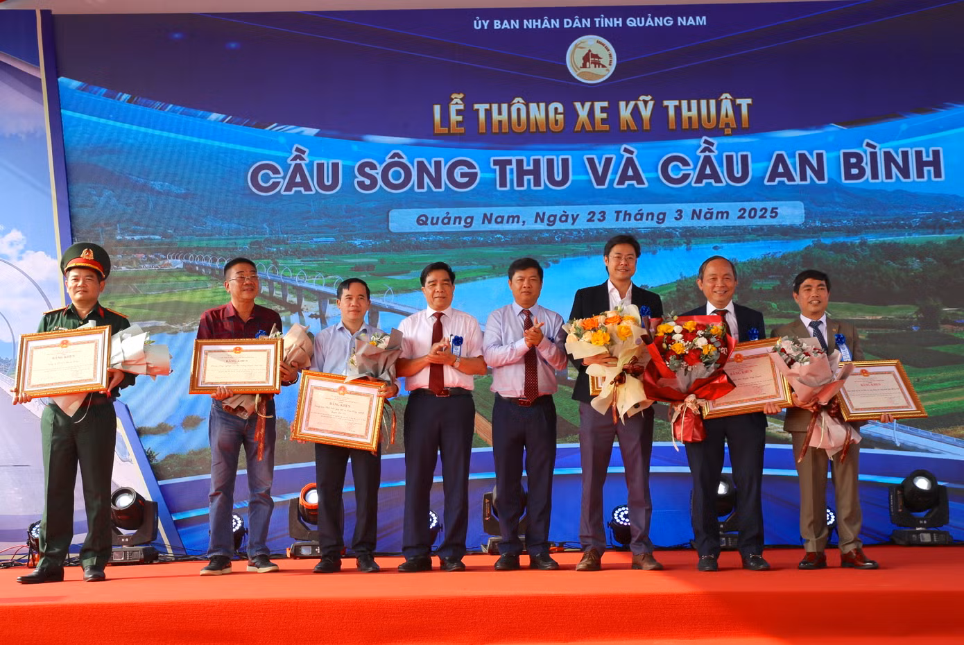 Lãnh đạo tỉnh Quảng Nam thực hiện nghi thức thông xe kỹ thuật cầu Sông Thu, cầu An Bình và tuyên dương cá nhân, tập thể có đóng góp lớn trong triển khai dự án.