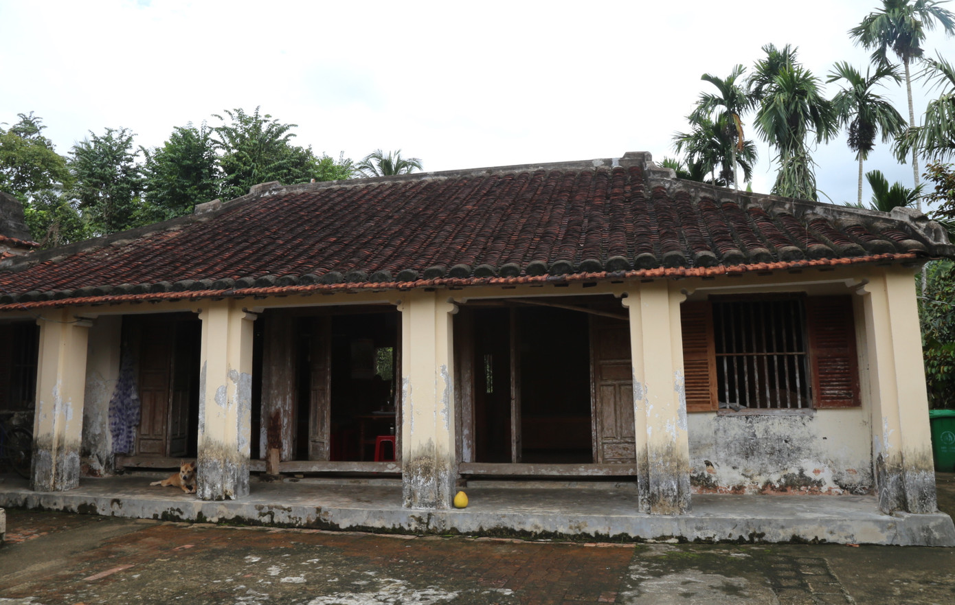 Ngôi nhà gần 200 năm tuổi được làm bằng gỗ mít, với 36 cây cột.