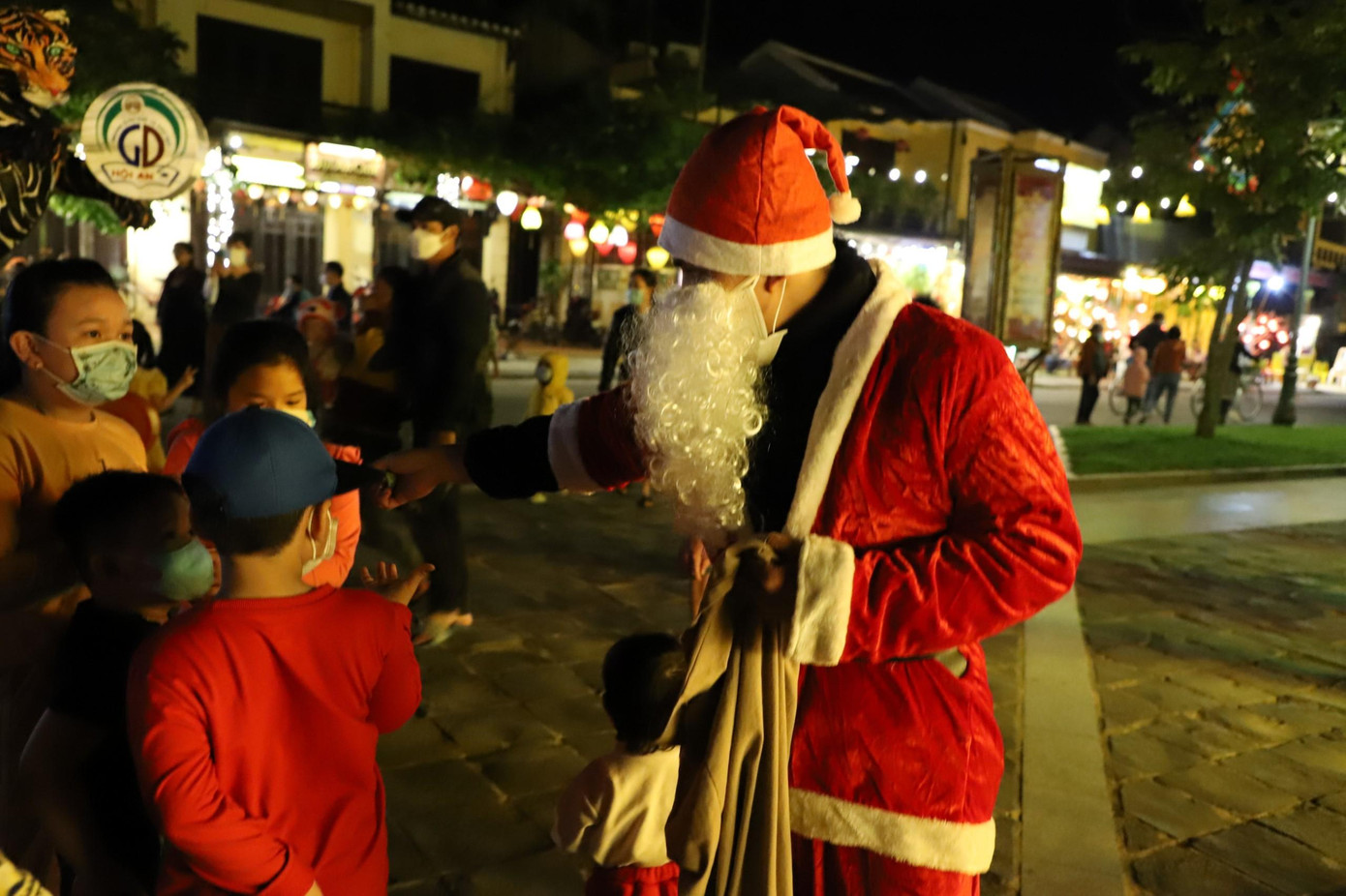 Các tuyến phố cổ rất đông du khách thích thú dạo bộ. Các tuyến phố cổ rất đông du khách thích thú dạo bộ.