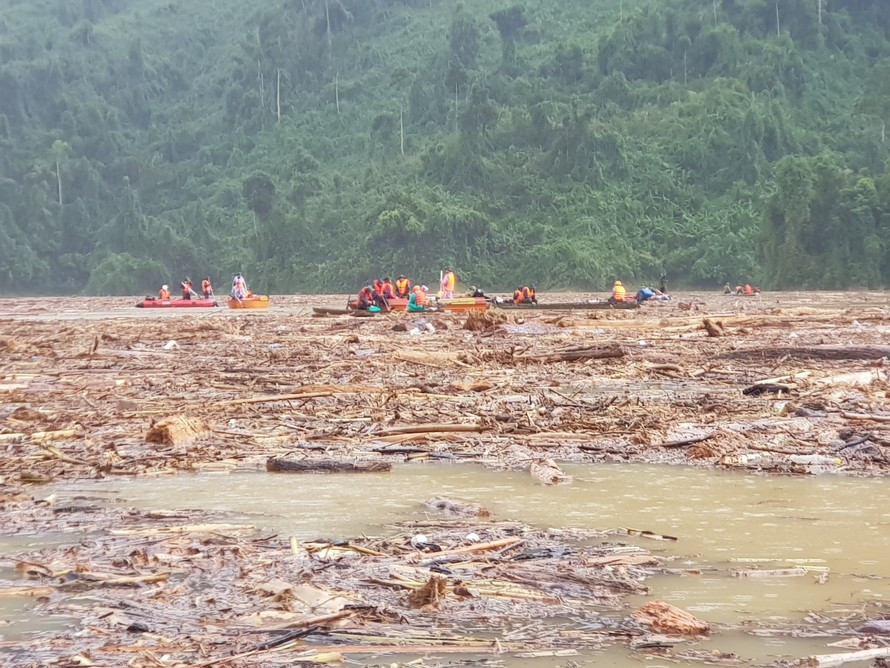 Nỗi lo sạt lở núi ở Quảng Nam vào mùa mưa lũ. Trong ảnh là hiện trường tìm kiếm nạn nhân vụ sạt lở ở Trà Leng, huyện Nam Trà My.
