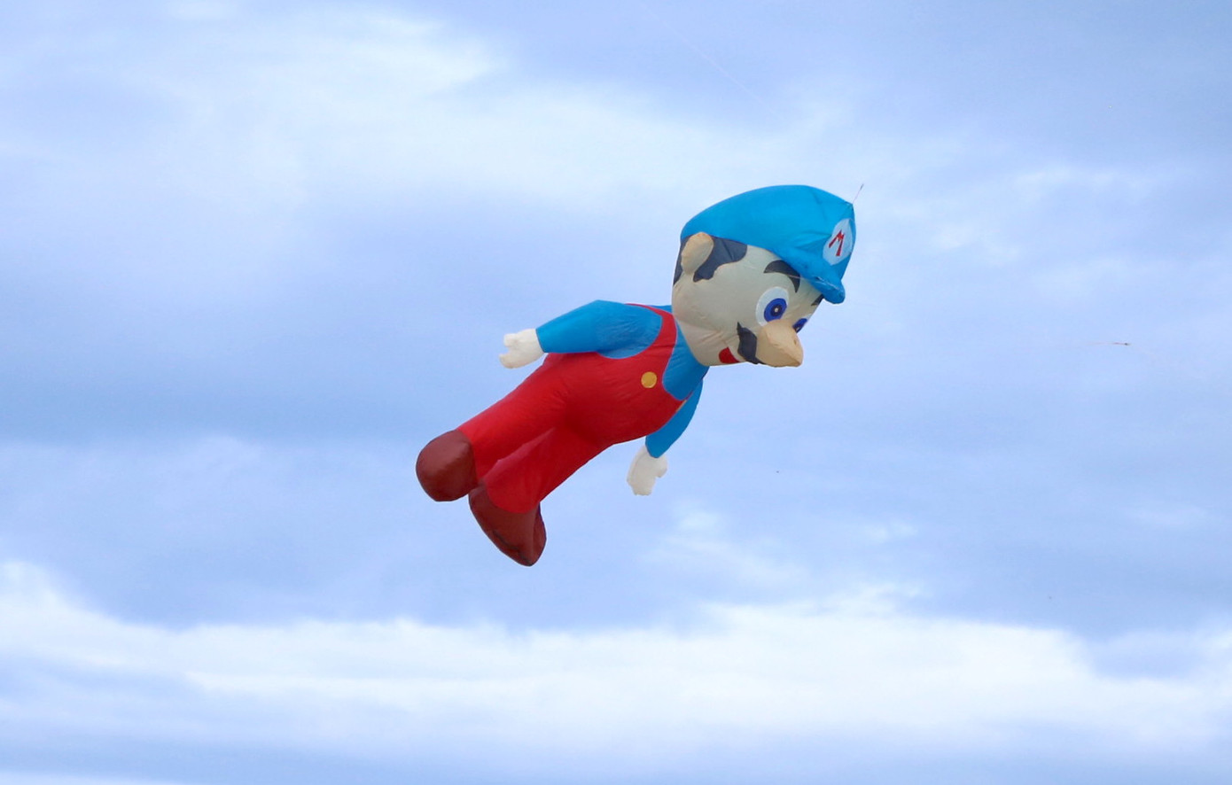 Chiếc diều với hình thù ngộ nghĩnh. Chiếc diều với hình thù ngộ nghĩnh.