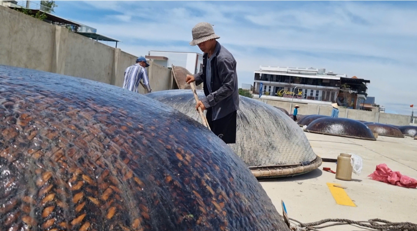 Sau mỗi chuyến ra khơi, những chiếc thúng chai sẽ được đưa lên bờ để kiểm tra, sơn lại lớp dầu chống nước. Có ngư dân trực tiếp làm việc này, nếu không sẽ thuê người làm. Một đội quân chuyên 'hành nghề' quét dầu cho thúng chai cũng được hình thành. Sau mỗi chuyến ra khơi, những chiếc thúng chai sẽ được đưa lên bờ để kiểm tra, sơn lại lớp dầu chống nước. Có ngư dân trực tiếp làm việc này, nếu không sẽ thuê người làm. Một đội quân chuyên 'hành nghề' quét dầu cho thúng chai cũng được hình thành.