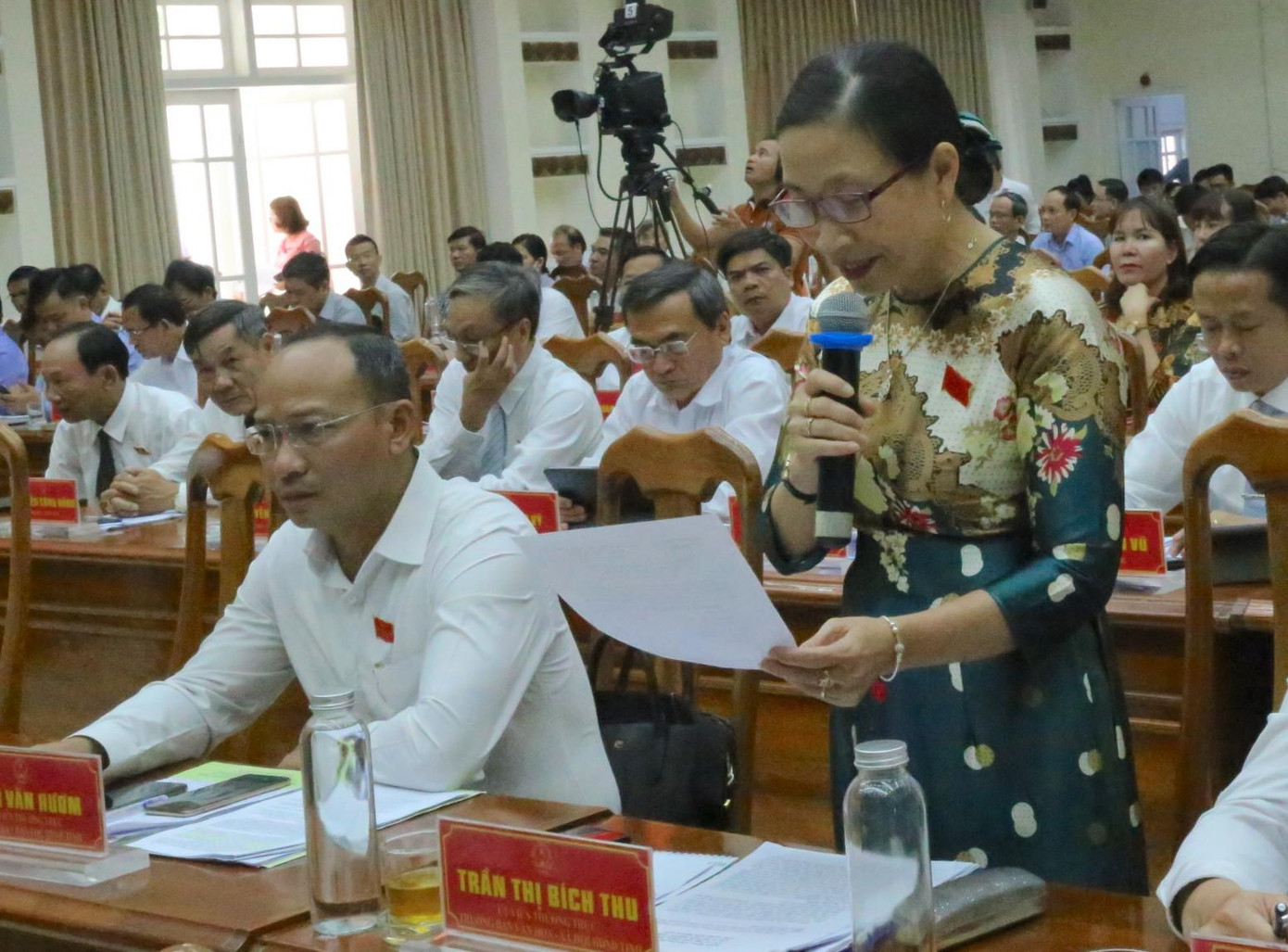 Đại biểu chất vấn tại kỳ họp HĐND tỉnh Quảng Nam.