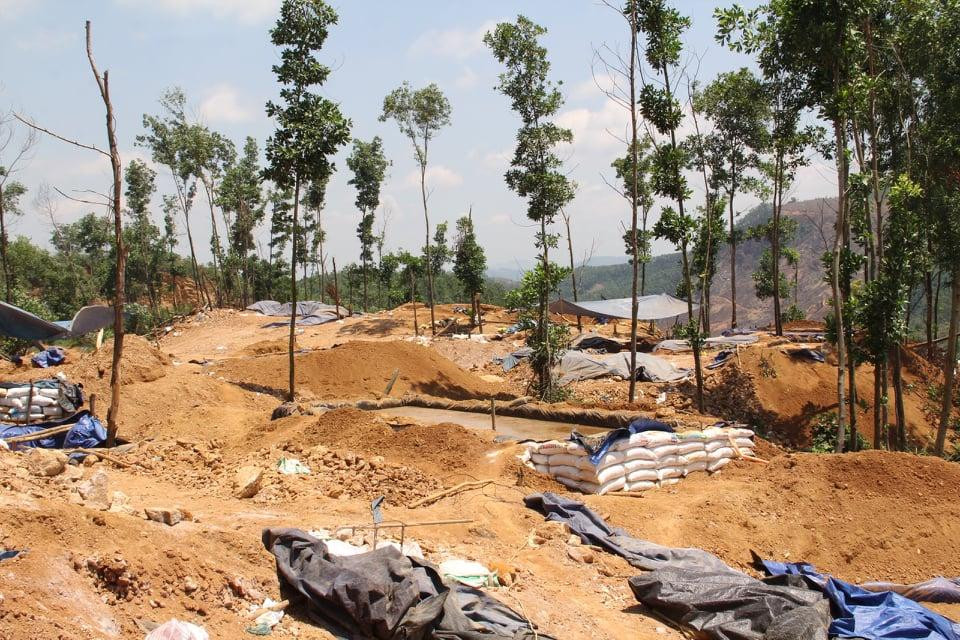 Khu vực mỏ vàng Bồng Miêu trước đây do Công ty TNHH khai thác vàng Bồng Miêu đã hết hạn từ năm 2016, đến nay khu vực chưa được đống cửa, cải tạo môi trường. Lợi dụng việc này, nhiều người tự đứng ra sắm máy móc rồi lên núi lập thành các trại, tổ chức đào vàng khiến vấn nạn khai thác vàng trái phép trở nên nhức nhối.