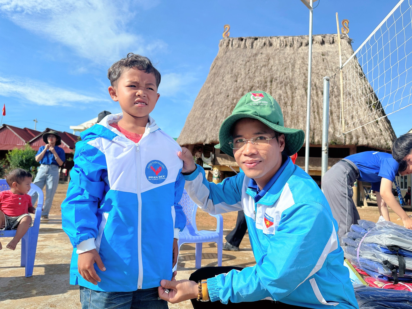 Khoảnh khắc đáng yêu cùng bà con và các em nhỏ vùng biên giới. Khoảnh khắc đáng yêu cùng bà con và các em nhỏ vùng biên giới.