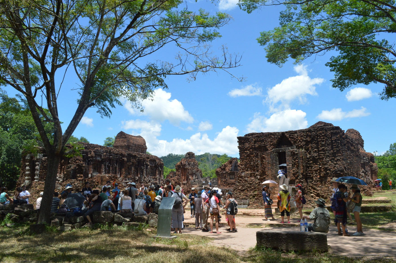 Du khách tham quan khu đền tháp Mỹ Sơn. Du khách tham quan khu đền tháp Mỹ Sơn.