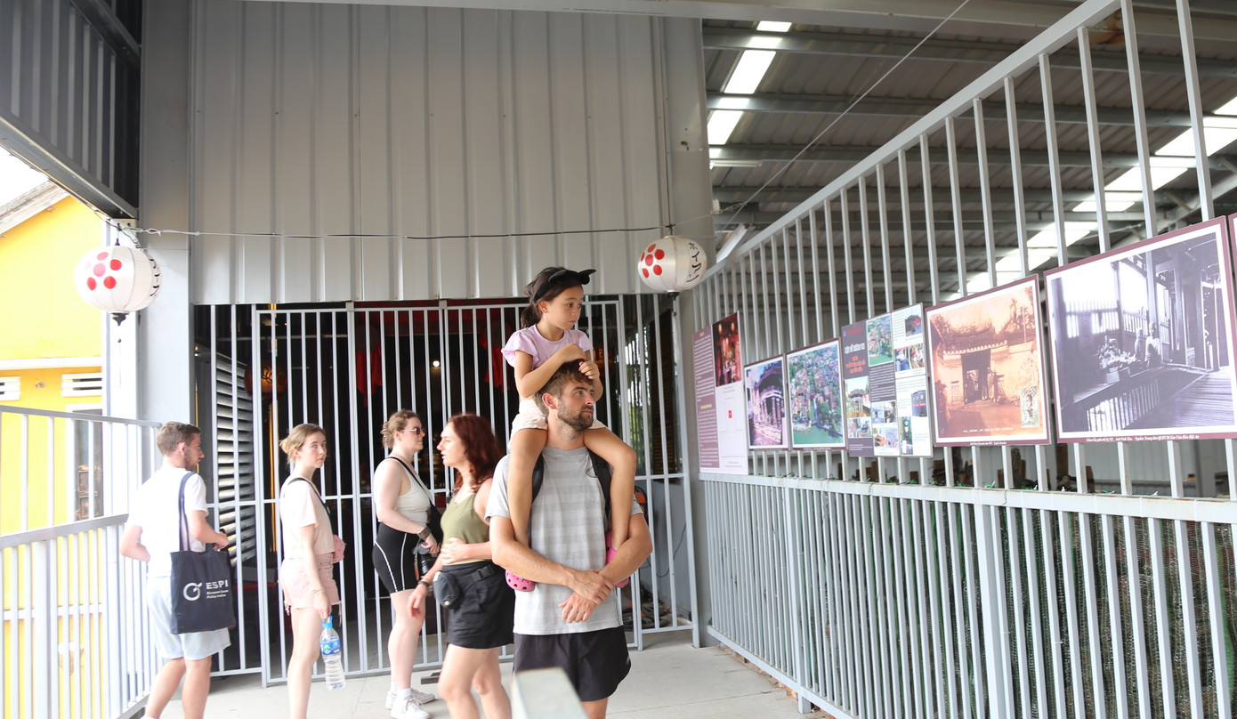 Khu di tích Chùa Cầu đang trong thời gian tu bổ.