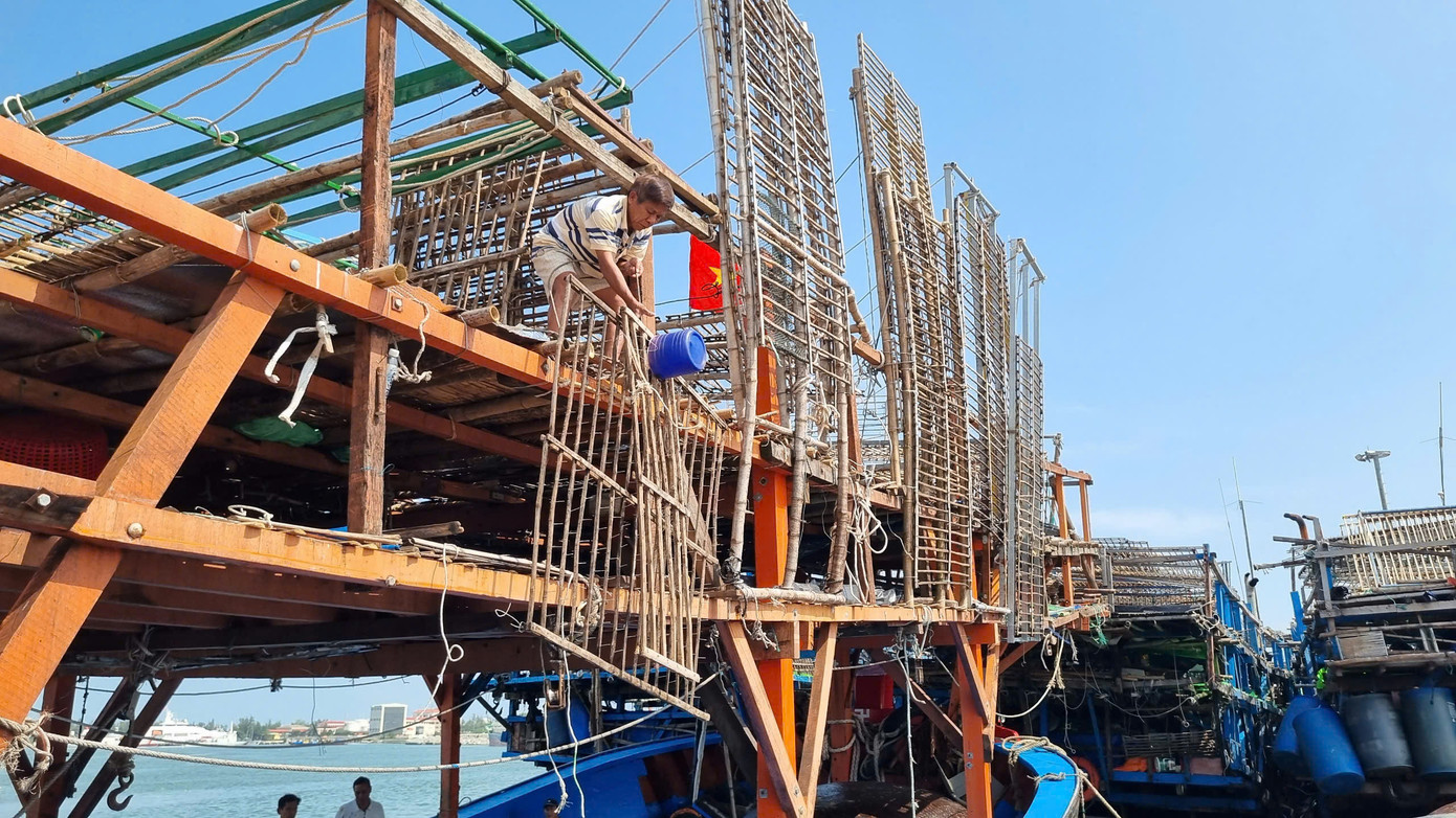 Không khí tại đây nhộn nhịp và hối hả. Các ngư dân cho hay, tất cả đều được chuẩn bị kỹ càng, đầy đủ nhất, hy vọng chuyến vươn khơi đầu năm thuận lợi, may mắn, ăm ắp cá mực.