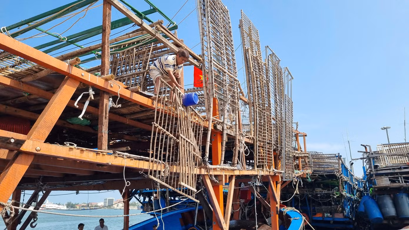 Không khí tại đây nhộn nhịp và hối hả. Các ngư dân cho hay, tất cả đều được chuẩn bị kỹ càng, đầy đủ nhất, hy vọng chuyến vươn khơi đầu năm thuận lợi, may mắn, ăm ắp cá mực.