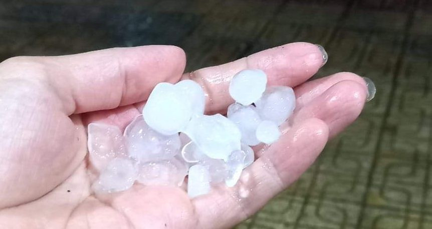 Những hạt mưa đá khoảng bằng đầu ngón tay đổ xuống cùng giông, chớp.