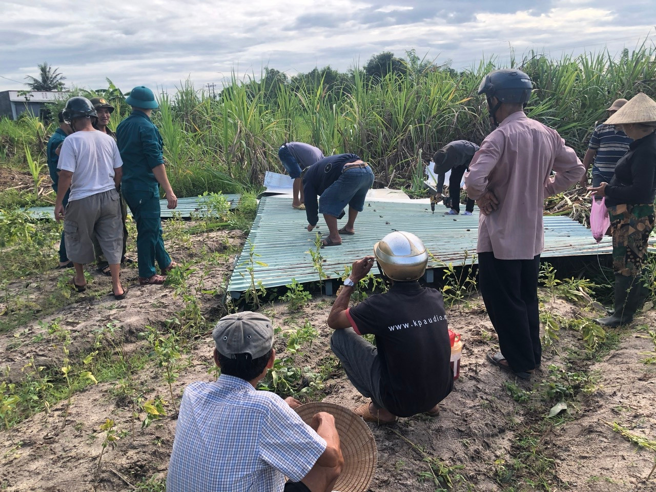 Lực lượng chức năng hỗ trợ người dân khắc phục thiệt hại.